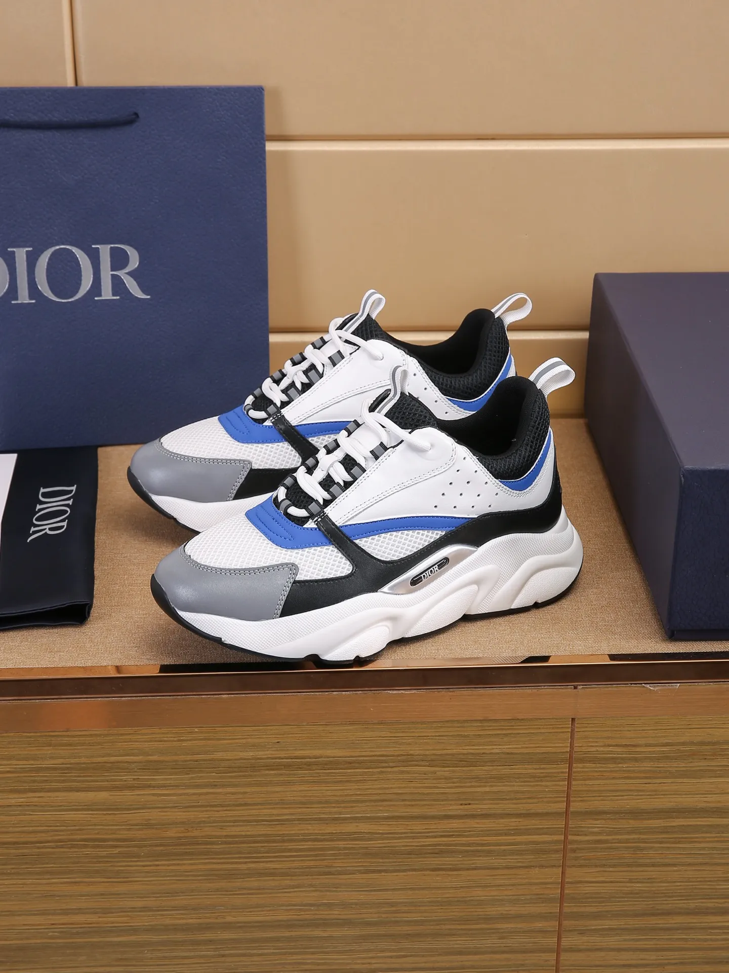 Factory price: 460💰Dior’s top version of D’s b22 men’s sports shoes. Inspired by retro running styles, the chunky low-top silhouette features gray calf leather and blue and white mesh fabric uppers, atop a black, white and blue engraved rubber sole. Nylon ribbon accents the blue mesh tongue and heel counter, and a "dio~" logo appears on the side. Pair it with a suit for a striking contrast and add a sportswear-chic edge to your look. The thick sole can be about 4cm~ Size: 38-45, [46, 47 customized]